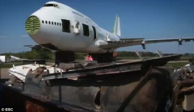 Chiếc Boeing 747 được gỡ toàn bộ thiết bị trước khi bị xé nhỏ.