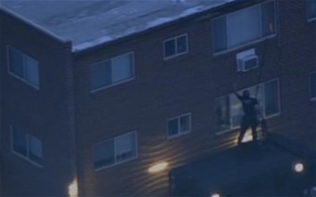 Người dân sống xung quanh căn hộ riêng của kẻ xả súng đã được di tản sau khi có thông tin cho rằng hắn cất giấu vật liệu nổ trong nhà.