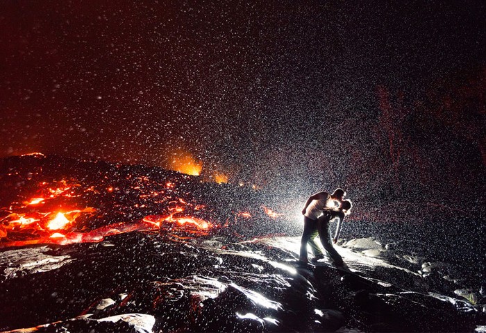 Vợ chồng nhiếp ảnh gia Dallas Nagata White trao nụ hôn cạnh miệng núi lửa ở Kalapana, Hawaii.