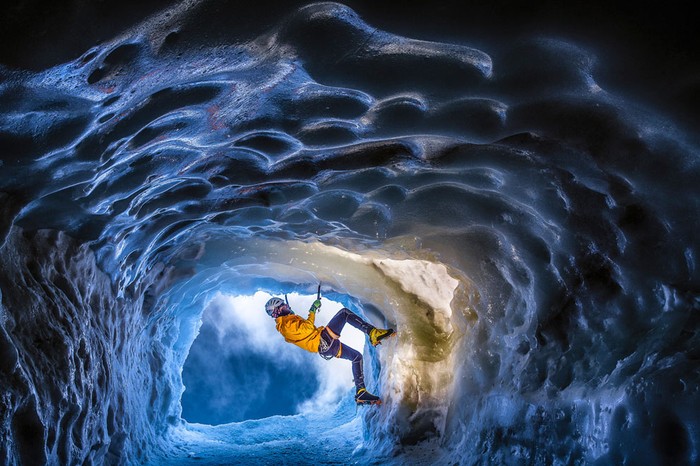 Trải nghiệm của một nhà thám hiểm bên dưới hang băng sâu, màu xanh và lạnh giá. Ảnh Kamil Tamiola.