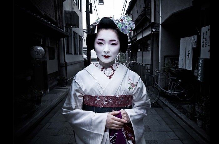 Một Maiko tên là Toshimana đi bộ trong con hẻm ở Kyoto, Nhật Bản. Ảnh Seiya Bowen.