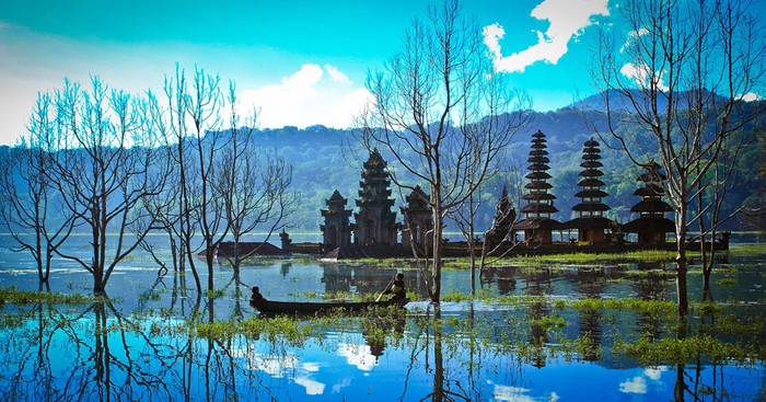 Hồ Tamblian nằm ở sườn bắc núi Mortar, làng Munduk, huyện Banjar, Buleleng, Bali, Indonesia. Đây là một trong 3 hồ nước được hình thành trong một miệng núi lửa. Trên bờ hồ có đền Gubug. Ảnh Agung Krisprimandoyo.
