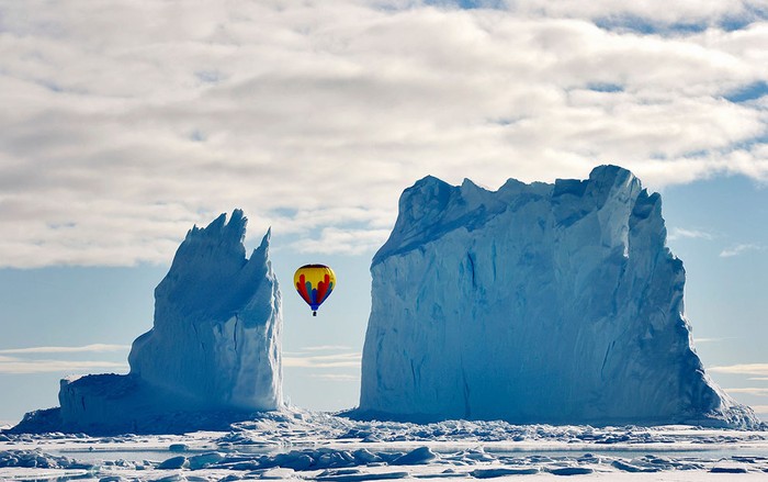Một khinh khí cầu chuẩn bị đi qua khe hở giữa hai tảng băng khổng lồ tại Bắc Cực. Ảnh Michelle Valberg.