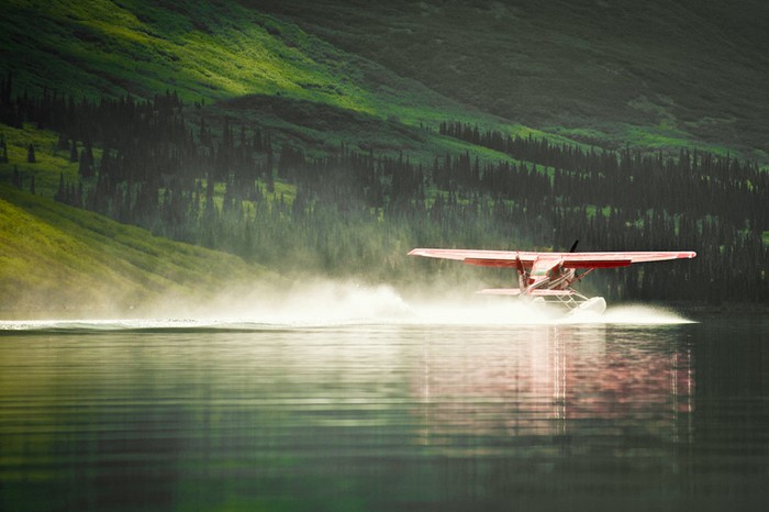 Một chiếc thủy phi cơ lướt trên mặt hồ Chelatna, Alaska. Ảnh Janet Kotwas.