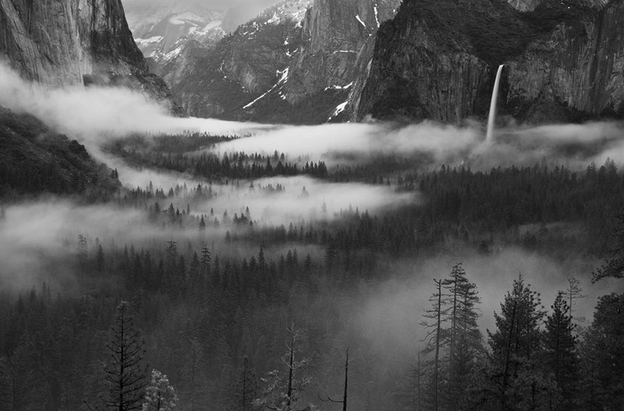 Thung lũng Yosemite trong một sớm sương mù tháng 4. Ảnh Hong Zeng.
