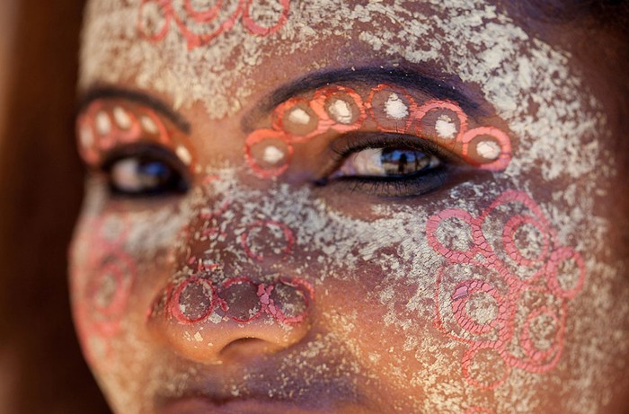 Khuôn mặt được vẽ cầu kỳ của vợ một trưởng thôn tại Madagascar. Ảnh Lisa Labinjoh.