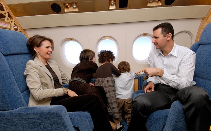 Gia đình Tổng thống Syria trên một chuyến bay.