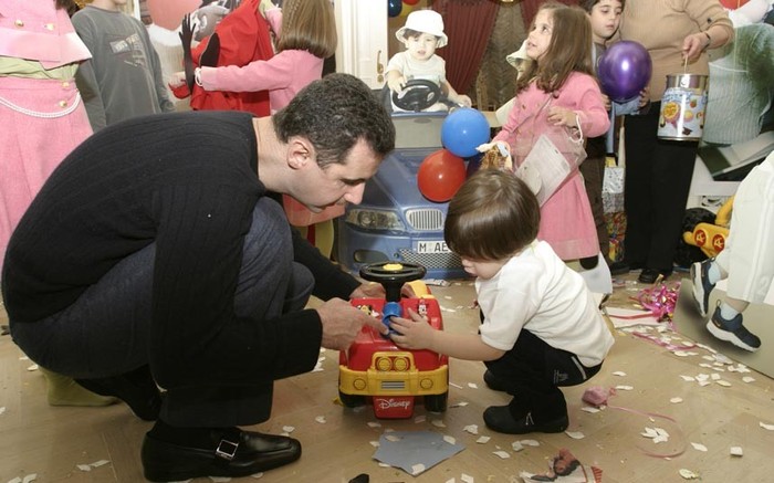 Tổng thống Assad tại một trong các bữa tiệc của con.