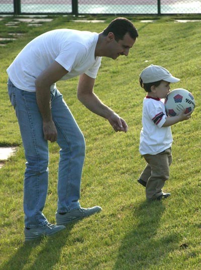 Ông Assad chơi bóng cùng con.