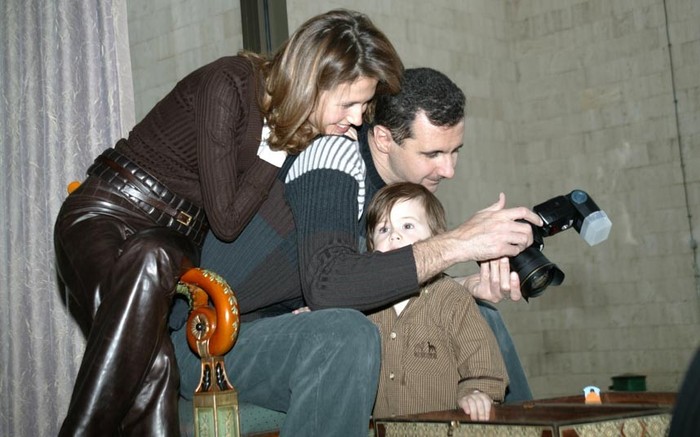 Vợ chồng Tổng thống Syria cùng một trong số những em bé của họ.