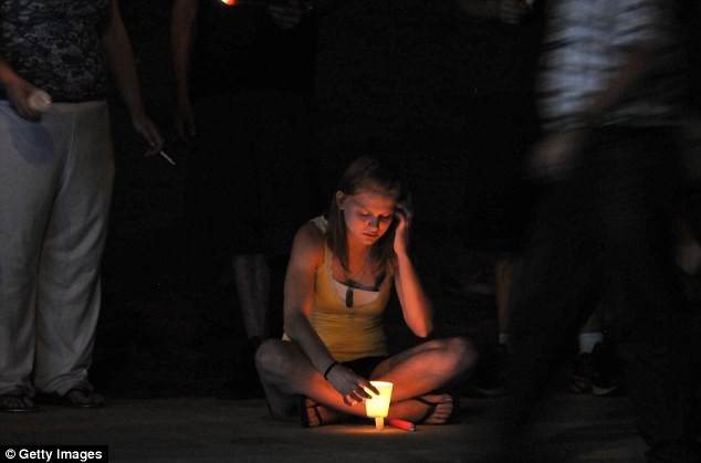 Hàng ngàn người tham gia cầu nguyện cho các nạn nhân của vụ xả súng tại Aurora.