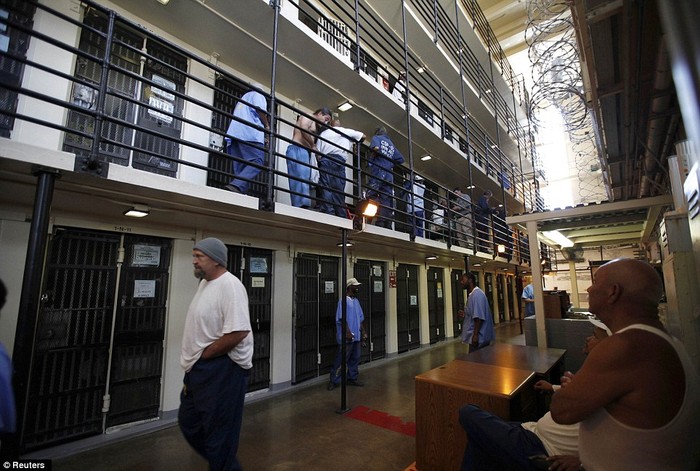 San Quentin luôn trong tình trạng quá tải. Được thiết kế đủ chỗ để giam giữ 3.302 tù nhân, nhưng trên thực tế hiện tại ở đây có tới 5.247 tù nhân.