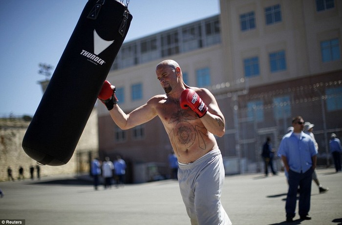 Tù nhân Chris Willis, 34 tuổi, tập boxing trong sân nhà tù San Quentin.