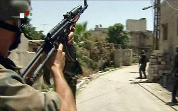 Lực lượng an ninh Syria tìm kiếm các tay súng tại Basatin al-Razi, một quận của thủ đô Damascus.