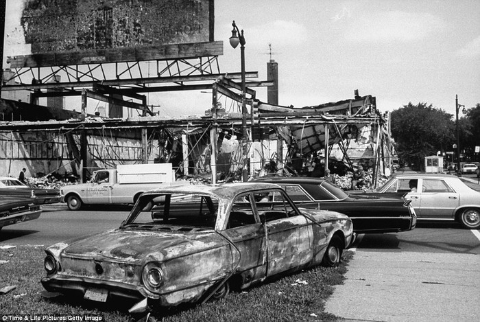 Ô tô bị đốt cháy và những công trình bị rút ruột - hậu quả của cuộc đụng độ sắc tộc.