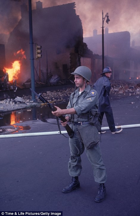 Lính Mỹ tuần tra trên các con phố sau khi diễn ra cuộc đụng độ sắc tộc.