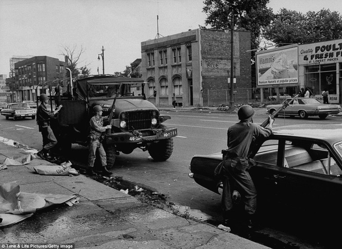 Cảnh sát tuần tra tại các con phố bị cướp phá trong cuộc đụng độ sắc tộc năm 1967.
