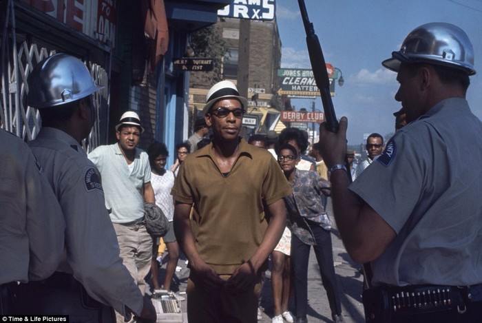 Cảnh sát Detriot đối đầu với những người Mỹ gốc Phi trên đường phố trong cuộc bạo loạn sắc tộc.