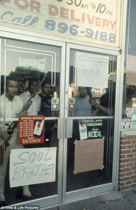 Những người Mỹ gốc Phi bảo vệ cửa hàng của mình bằng súng trường trong những người diễn ra bạo loạn.