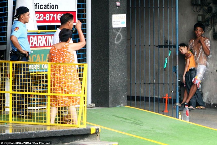 Các phương tiện truyền thông Philippines cho biết, chính bà mẹ tuyệt vọng đã dũng cảm tiến tới gần kẻ bắt cóc và nắm lấy cơ hội khống chế cánh tay cầm vũ khí của hắn tạo điều kiện cho cảnh sát bắt giữ sau nhiều giờ thương thuyết không thành công.