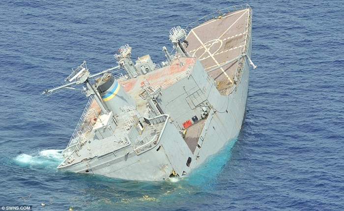 Tàu Kilauea 12.100 tấn bắt đầu chìm sau khi trúng ngư lôi.