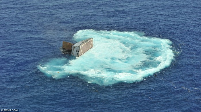 Tàu Kilauea 12.100 tấn chìm sau khi trúng ngư lôi.