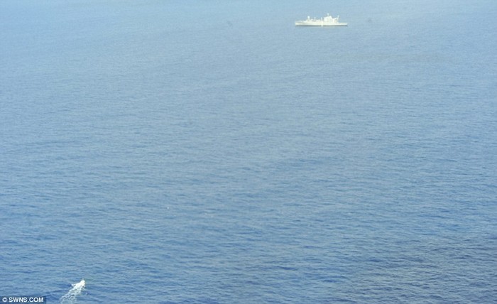 Ngư lôi được phóng từ tàu ngầm HMAS Farncomb đang hướng tới tàu Kilauea.