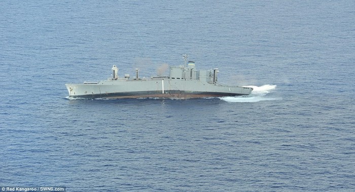 Tàu Kilauea bị nghiêng sang một bên sau khi trúng ngư lôi.