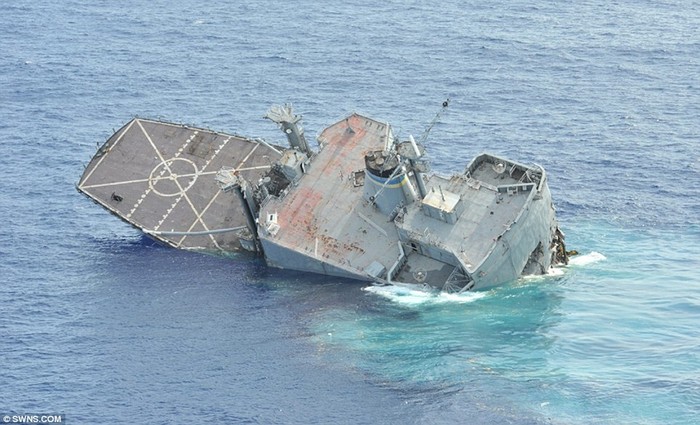 Tàu Kilauea 12.100 tấn bắt đầu chìm sau khi trúng ngư lôi.