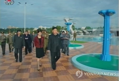 Ông Kim cùng phu nhân tham dự lễ khánh thành công viên giải trí tại Bình Nhưỡng ngày 25/7.