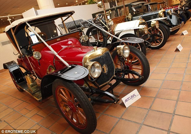 Hoàng tử Rainier III, cha của Hoàng tử Albert II, đã dành 30 năm để lắp ráp một bộ sưu tập gồm hơn 100 chiếc xe cổ điển đang được trưng bày tại bảo tàng Terrace of Fontvieille.