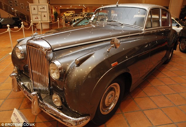 Chiếc Bentley S1 của những năm 1950. Hoàng gia Monaco có một bộ sưu tập xe hơi của mọi nhà sản xuất xe trên thế giới.