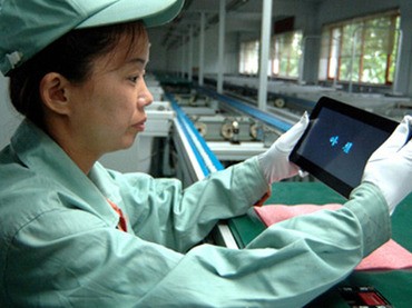 Công nhân Triều Tiên tại xưởng lắp ráp máy tính bảng do nước này tự sản xuất. Ảnh KCNA