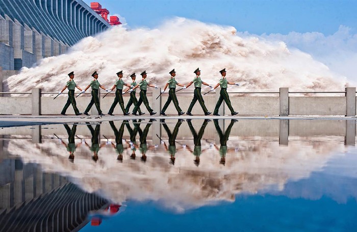 Cảnh sát tuần tra dọc theo đập Tam Hiệp, trên sông Dương Tử, tại Nghi Xương, Trung Quốc, ngày 24 tháng 7.