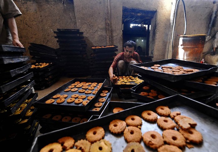 Một người đàn ông Afghanistan làm việc tại xưởng bánh ở Mazar-i Sharif, Afghanistan ngày 22/7.