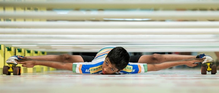 Rohan Ajit Kokane, 11 tuổi, trình diễn màn trượt bên dưới các thanh chắn cao chưa đầy 17 cm tại Hong Kong hôm 25/7.