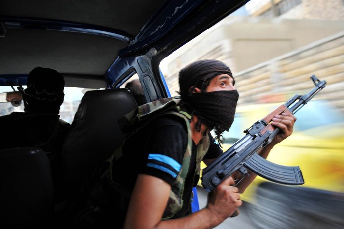 Phiến quân đang truy lùng những tay bắn tỉa sau khi tấn công một tòa nhà tại thành phố Selehattin, Syria, ngày 23 tháng 7.
