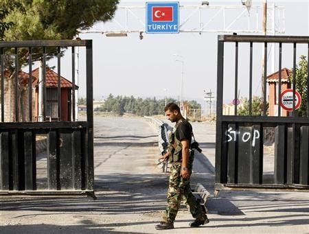 Quân nổi dậy Syria tại biên giới giữa nước này với Thổ Nhĩ Kỳ ở Bab Al-Salam.