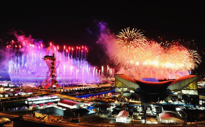 Những màn bắn pháo hoa ngoạn mục thắp sáng bầu trời thủ đô London trong lễ khai mạc Thế vận hội Olympic tối ngày 27/7 ở Anh.