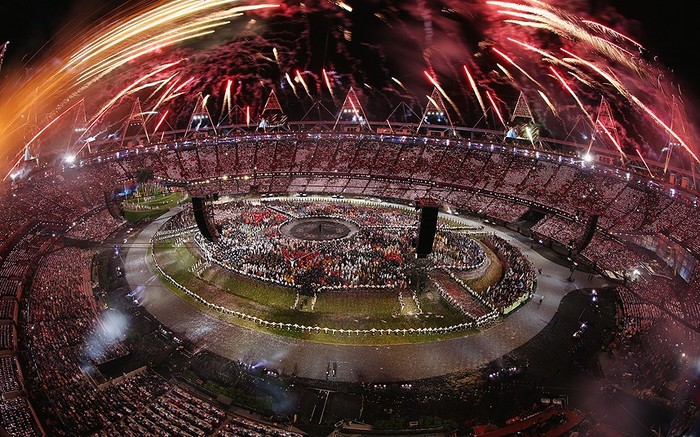Pháo hoa lấp đầy bầu trời phía trên sân vận động Olympic.