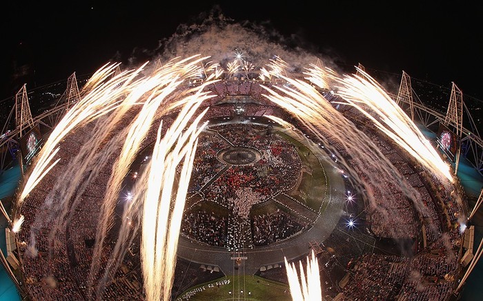 Pháo hoa lấp đầy bầu trời phía trên sân vận động Olympic.