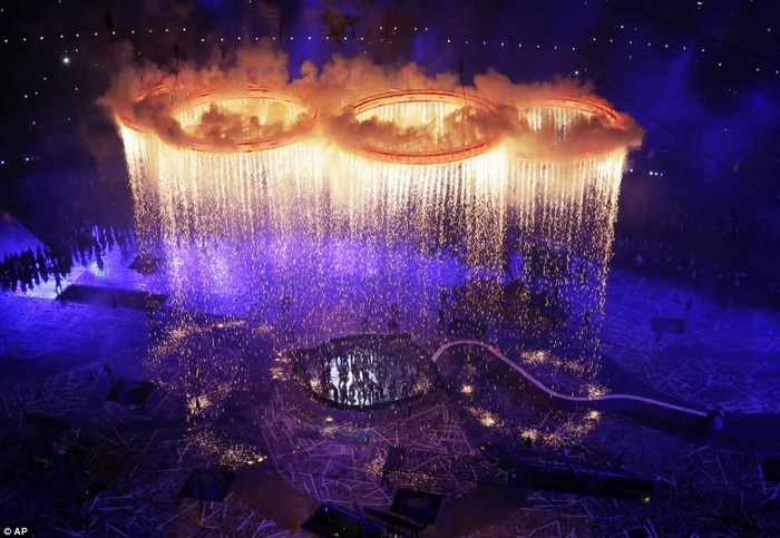 Pháo hoa được bắn từ các vòng tròn Olympic tượng trưng cho cuộc cách mạng công nghiệp.