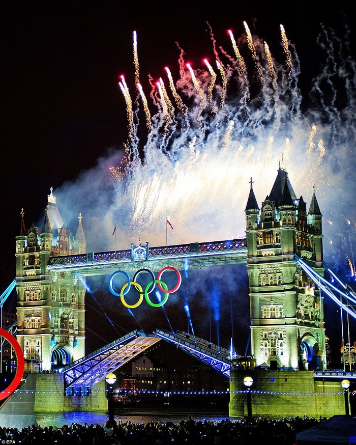 Pháo hoa ánh sáng trên bầu trời cầu Tower Bridge ở London trong lễ khai mạc Thế vận hội Olympic