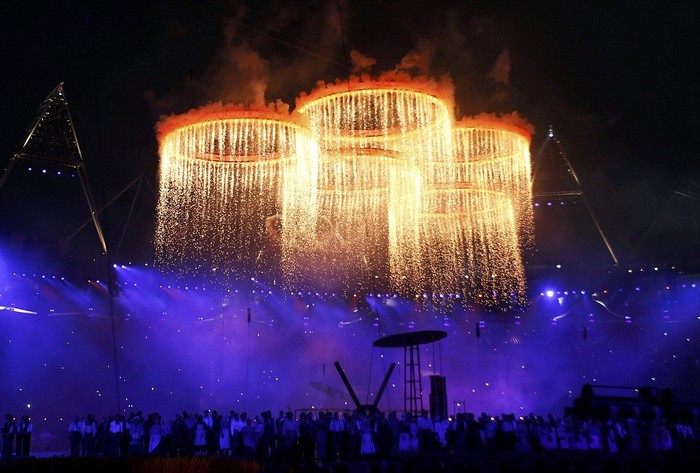 Pháo hoa được bắn từ các vòng tròn Olympic tượng trưng cho cuộc cách mạng công nghiệp.