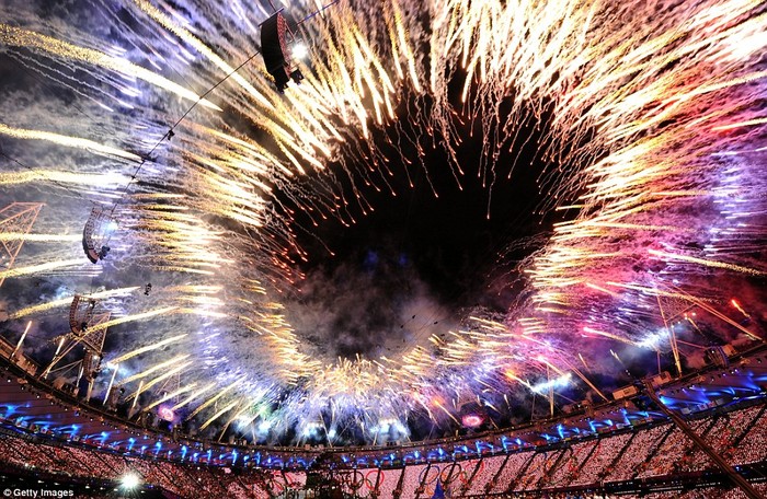 Pháo hoa nổ tung trên sân vận động Olympic.