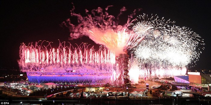 Pháo hoa nổ tung trên sân vận động Olympic.