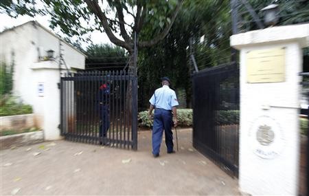 Cảnh sát Nairobi tại biệt thự của Đại sứ Venezuela.