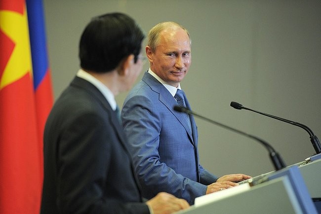Tổng thống Liên bang Nga Vladimir Putin đón tiếp và hội đàm với Chủ tịch nước Trương Tấn Sang trong chiều ngày 27/7 tại Sochi.