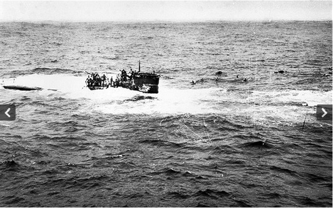 Thủy thủ tàu ngầm U-550 rời bỏ tàu sau khi nó bị tấn công bởi tàu USS Joyce.