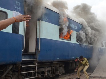 Vụ hỏa hoạn xảy ra vào khoảng 4h20 sáng ngày 30/7 tại gần thị trấn Nellore, bang Andhra Pradesh khi đoàn tàu đang trên đường từ New Delhi tới thành phố miền nam Chennai.